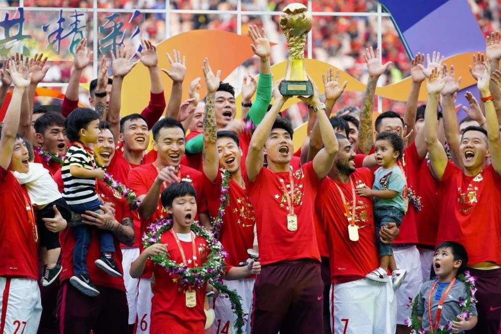 2019年萨拉戈萨进入格拉纳达青训，2022年进入一线队，本赛季他在西甲14次出场打进5球，助攻2次。
